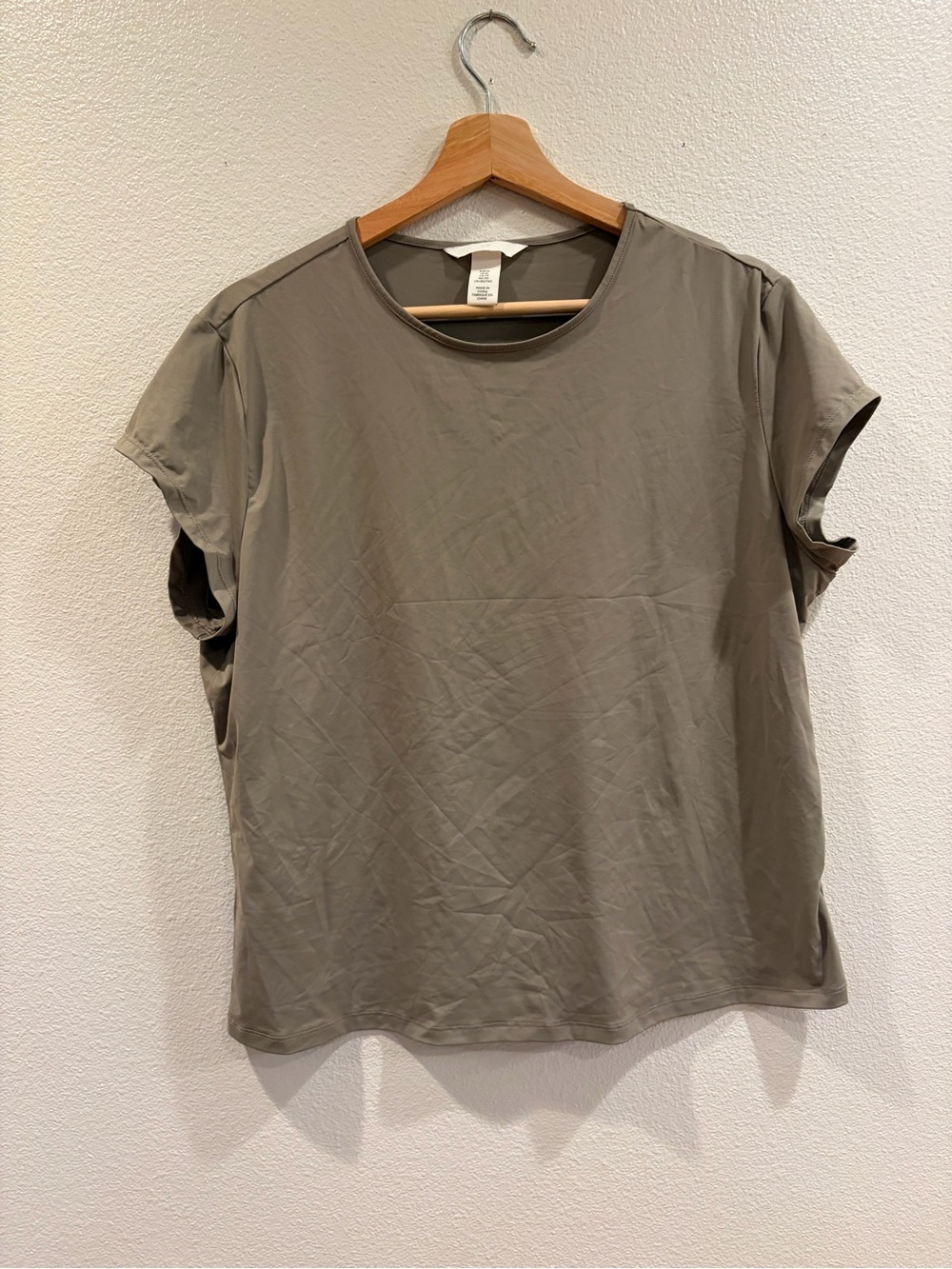 3/$15 H&M Smoothing Short Sleeve Crewneck Top in Taupe-Grey